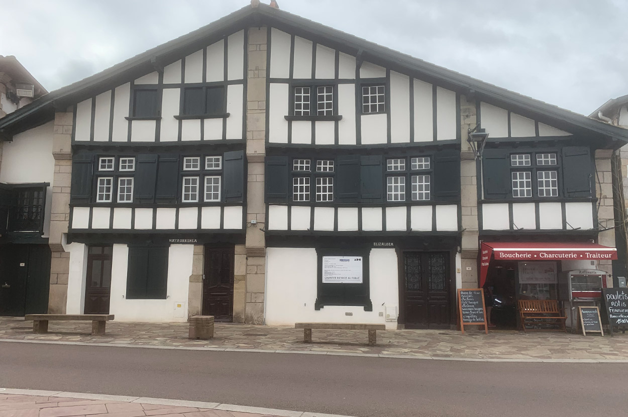 Papier peint Ascain, Papier peint Saint-Jean-de-Luz, Peinture Extérieur Ascain, Peinture Extérieur Saint-Jean-de-Luz, Peinture Intérieur Ascain, Peinture Intérieur Saint-Jean-de-Luz, Ravalement de façade Ascain, Ravalement de façade Saint-Jean-de-Luz, Revêtement mur Ascain, Revêtement mur Saint-Jean-de-Luz